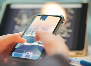 Şeffaf para çekme ve fon transferi sürecini yatırımcı inceliyor