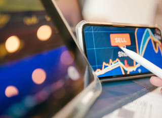 Çoklu piyasada yatırım yapan ve Bitcoin Ethereum ile forex seçeneklerini analiz eden yatırımcı